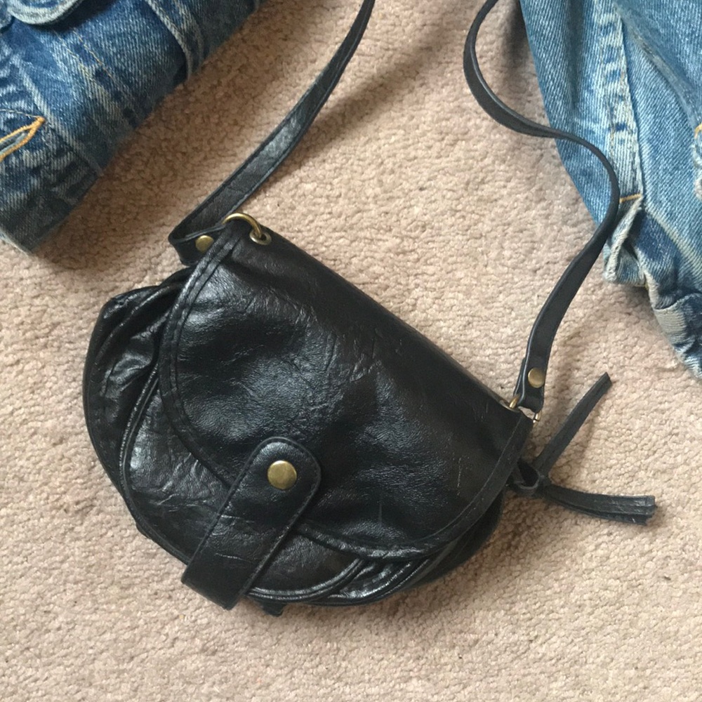 Cross-body black faux leather purse